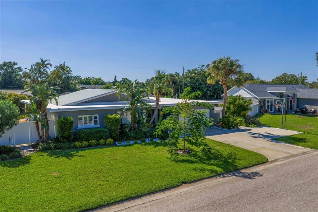 合同活跃: $725,000 (4 贝兹, 3 浴室, 2300 平方英尺)