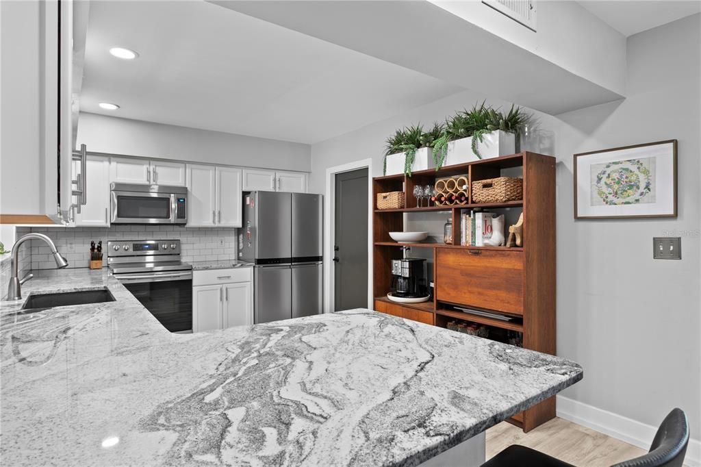 合同活跃: $725,000 (4 贝兹, 3 浴室, 2300 平方英尺)