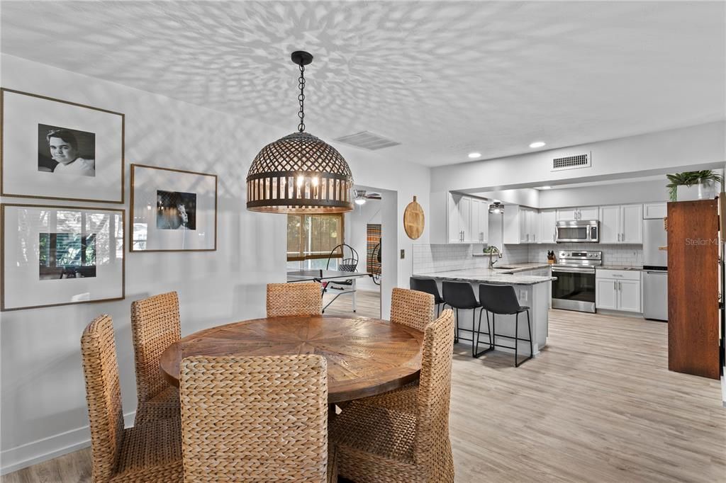 合同活跃: $725,000 (4 贝兹, 3 浴室, 2300 平方英尺)