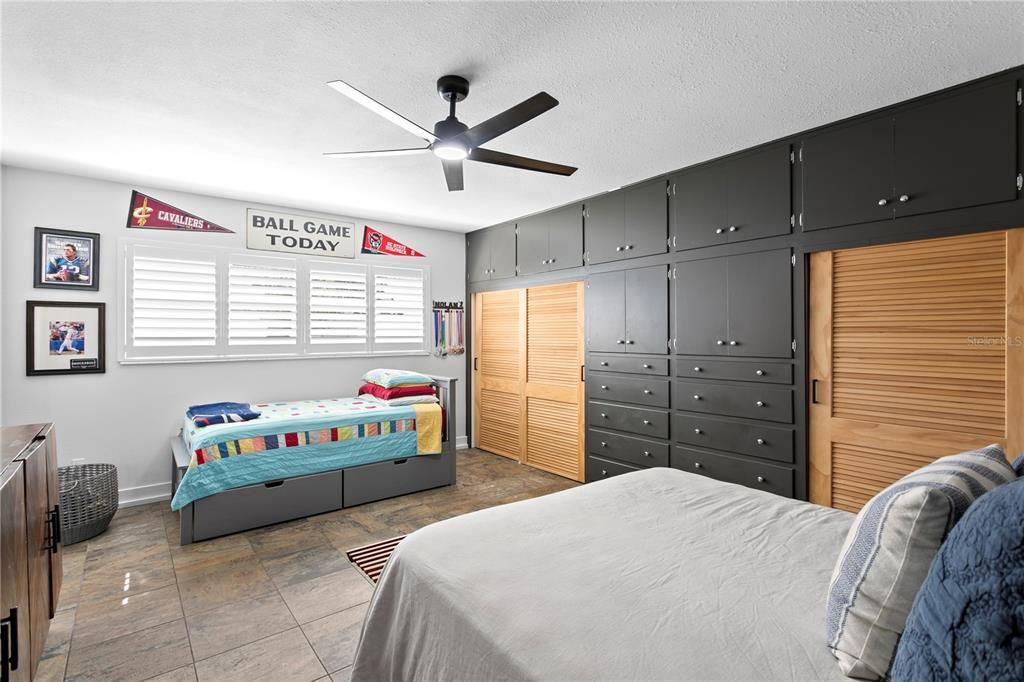 合同活跃: $725,000 (4 贝兹, 3 浴室, 2300 平方英尺)