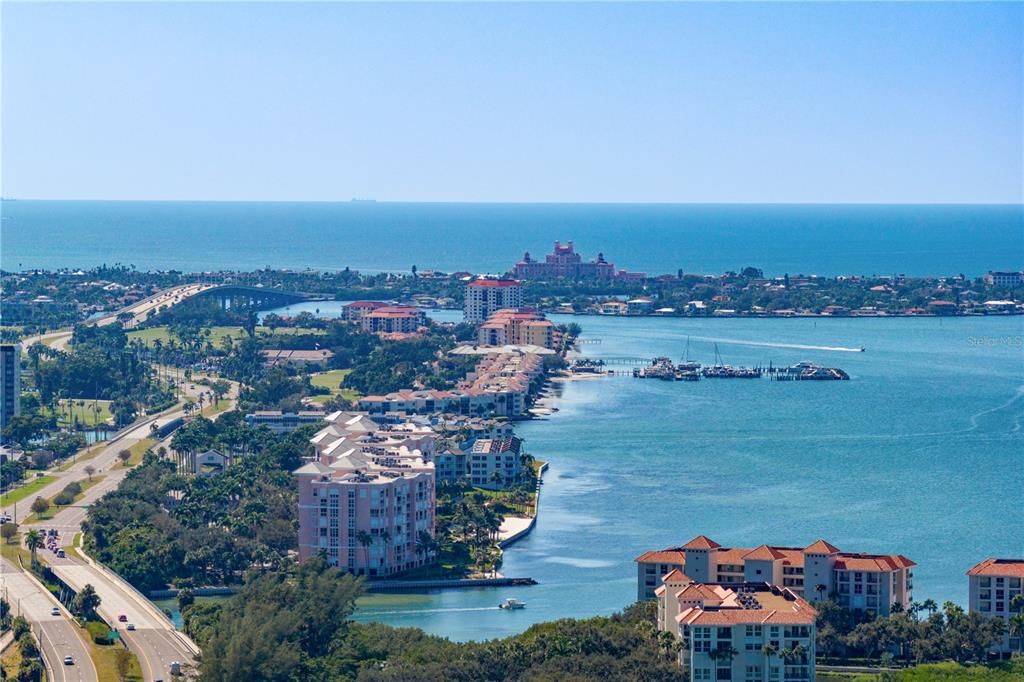 合同活跃: $725,000 (4 贝兹, 3 浴室, 2300 平方英尺)