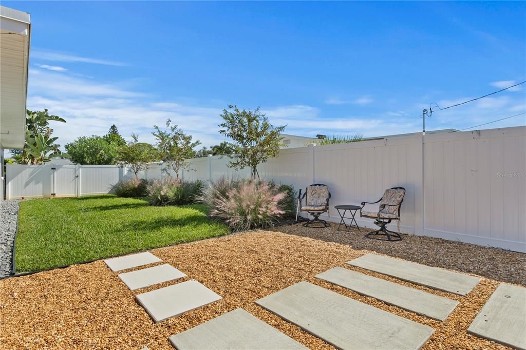 合同活跃: $725,000 (4 贝兹, 3 浴室, 2300 平方英尺)