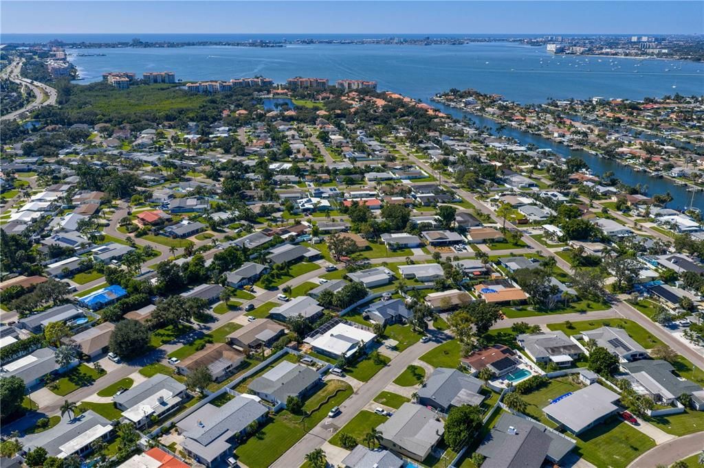 合同活跃: $725,000 (4 贝兹, 3 浴室, 2300 平方英尺)