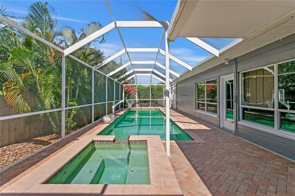 合同活跃: $725,000 (4 贝兹, 3 浴室, 2300 平方英尺)