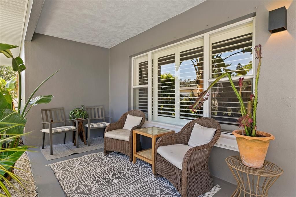 合同活跃: $725,000 (4 贝兹, 3 浴室, 2300 平方英尺)