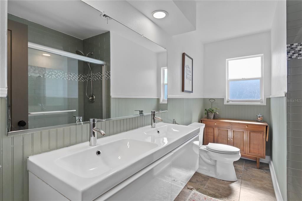 合同活跃: $725,000 (4 贝兹, 3 浴室, 2300 平方英尺)