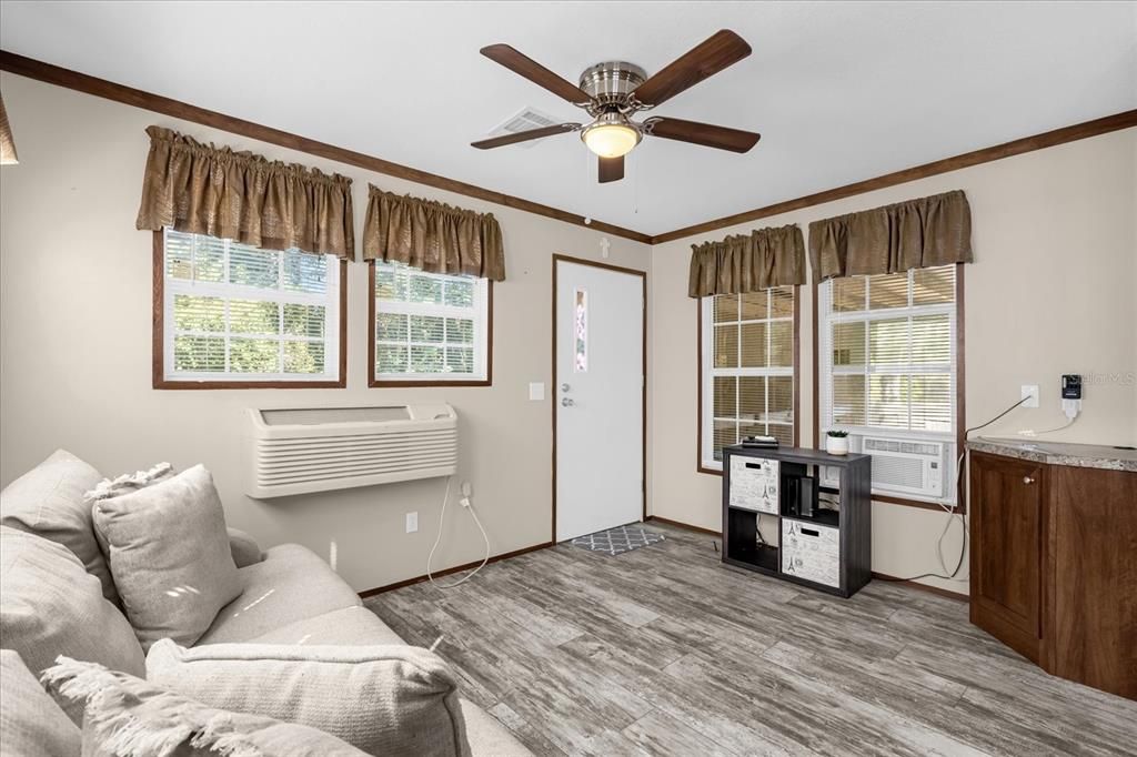 For Sale: $149,900 (1 beds, 1 baths, 504 Square Feet)