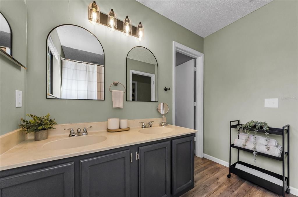 Active With Contract: $415,000 (3 beds, 2 baths, 2024 Square Feet)