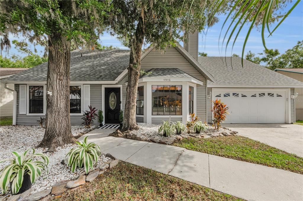 Active With Contract: $415,000 (3 beds, 2 baths, 2024 Square Feet)