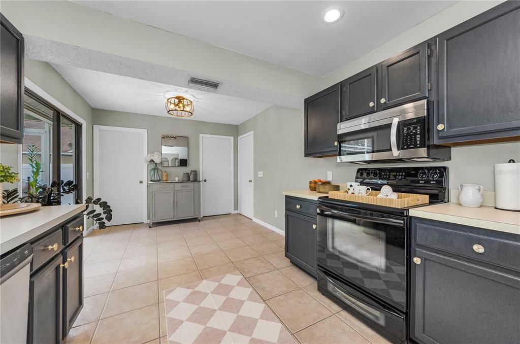 Active With Contract: $415,000 (3 beds, 2 baths, 2024 Square Feet)