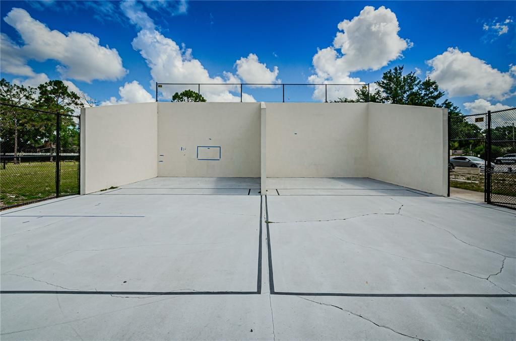 Active With Contract: $415,000 (3 beds, 2 baths, 2024 Square Feet)