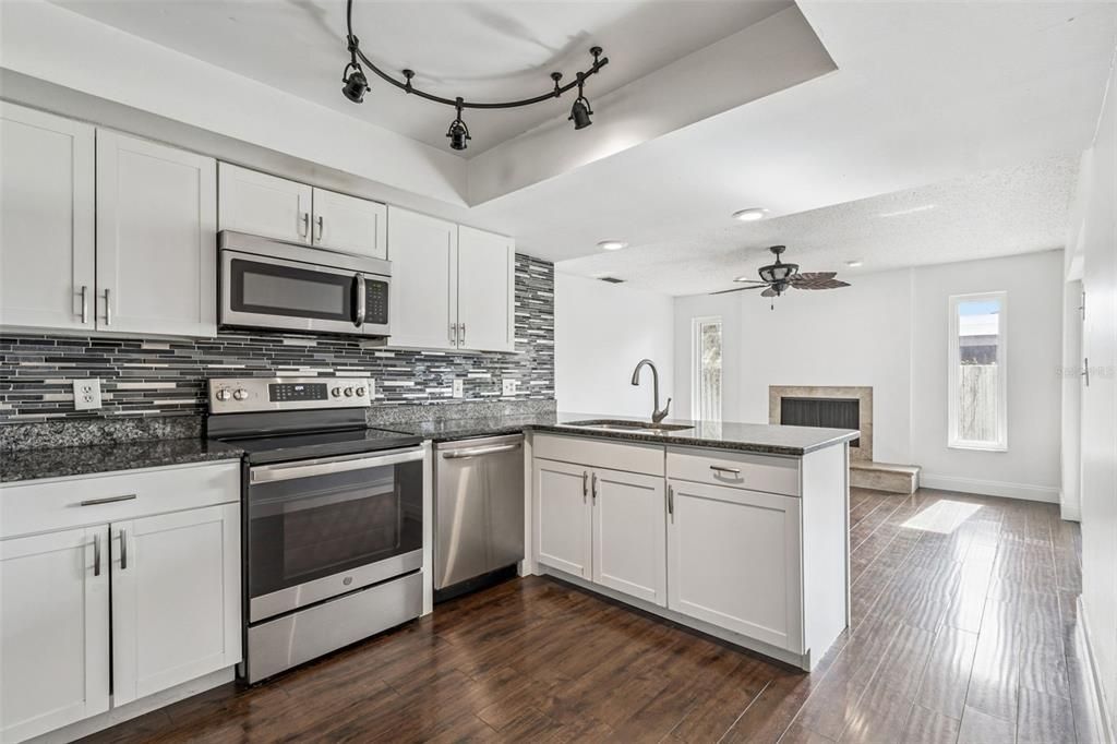 На продажу: $489,000 (4 спален, 2 ванн, 1741 Квадратных фут)