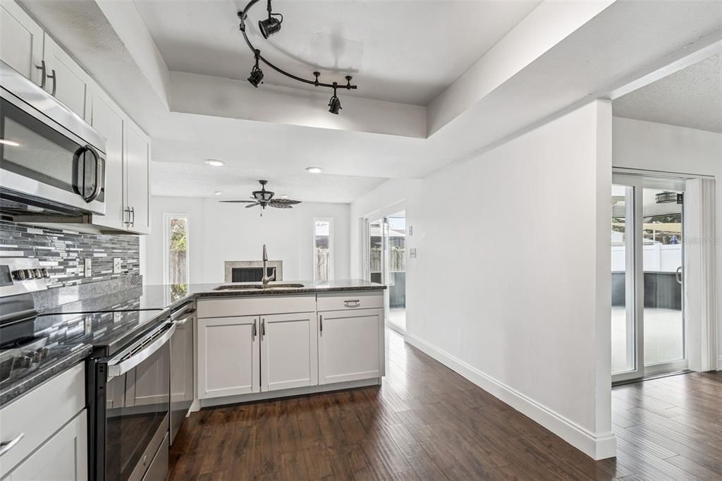 На продажу: $489,000 (4 спален, 2 ванн, 1741 Квадратных фут)