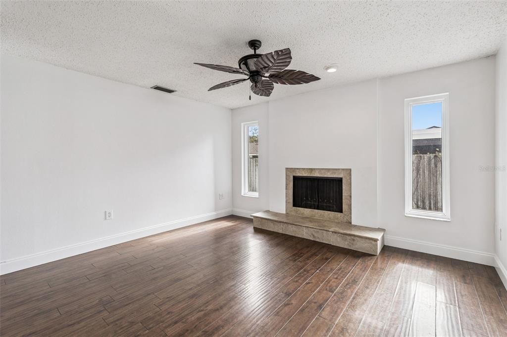 На продажу: $489,000 (4 спален, 2 ванн, 1741 Квадратных фут)