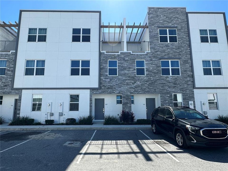 Activo con contrato: $569,990 (6 camas, 5 baños, 2781 Pies cuadrados)