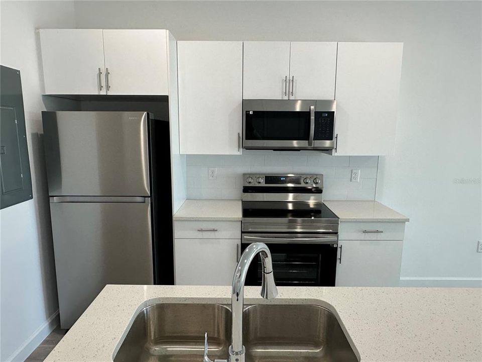 Activo con contrato: $569,990 (6 camas, 5 baños, 2781 Pies cuadrados)