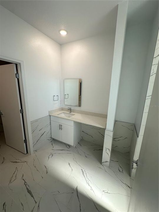 Activo con contrato: $569,990 (6 camas, 5 baños, 2781 Pies cuadrados)