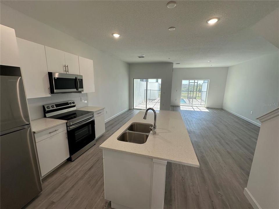 Activo con contrato: $569,990 (6 camas, 5 baños, 2781 Pies cuadrados)