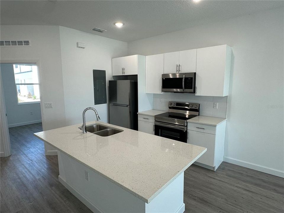 Activo con contrato: $569,990 (6 camas, 5 baños, 2781 Pies cuadrados)