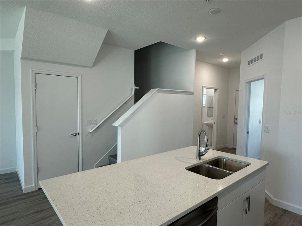 Activo con contrato: $569,990 (6 camas, 5 baños, 2781 Pies cuadrados)