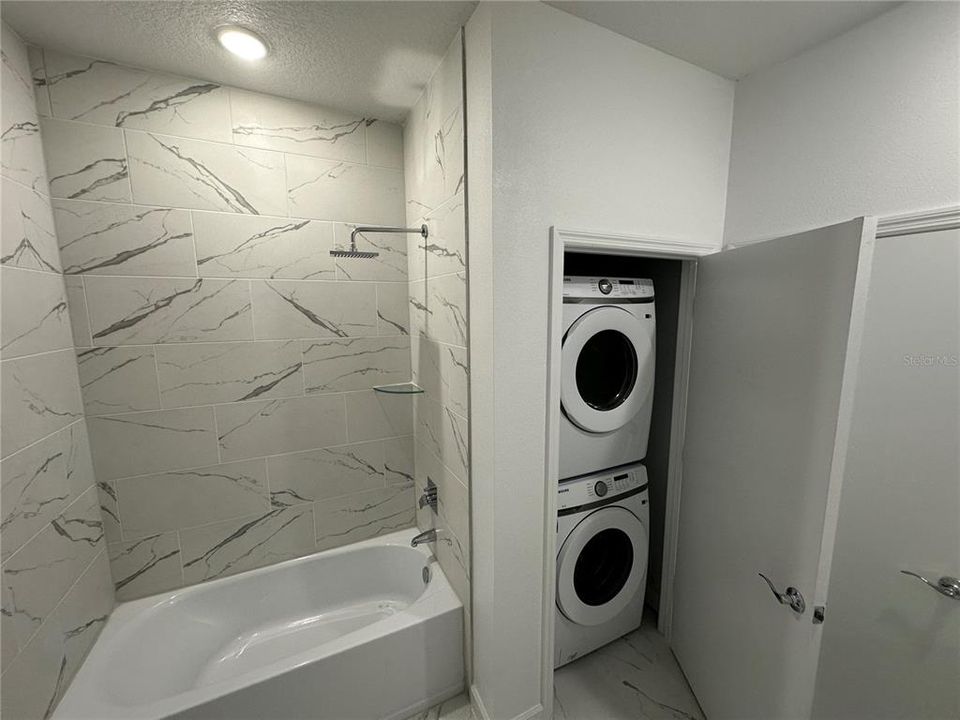 Activo con contrato: $569,990 (6 camas, 5 baños, 2781 Pies cuadrados)