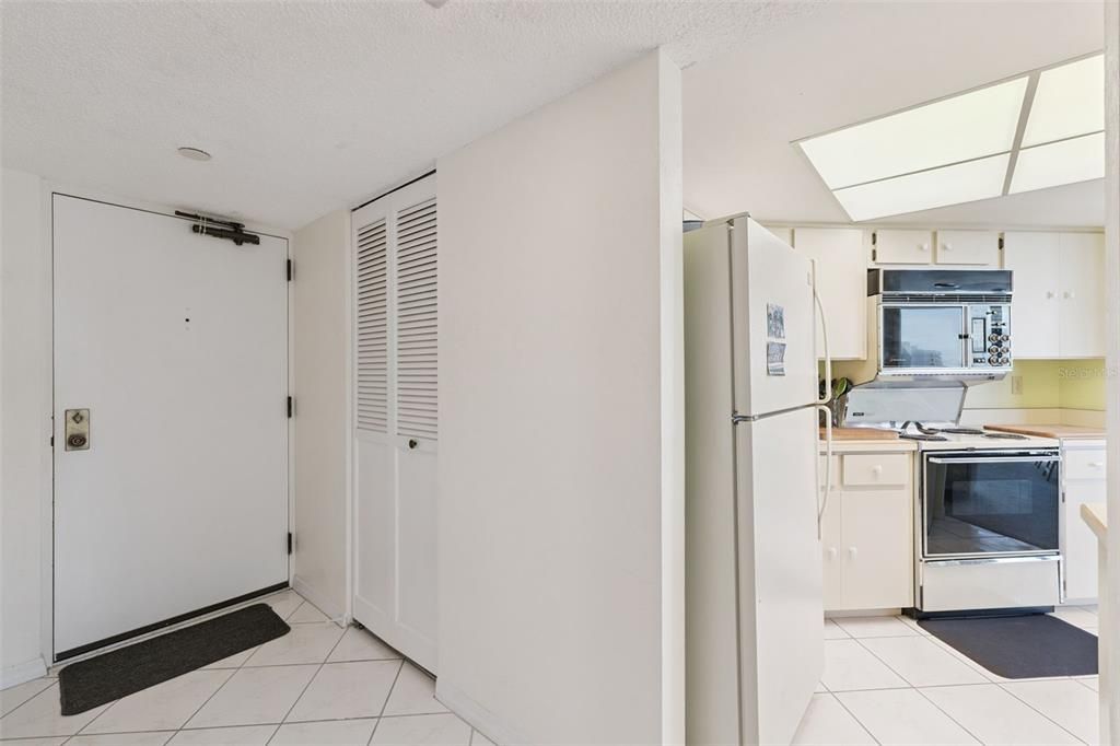 For Sale: $175,000 (1 beds, 1 baths, 1010 Square Feet)