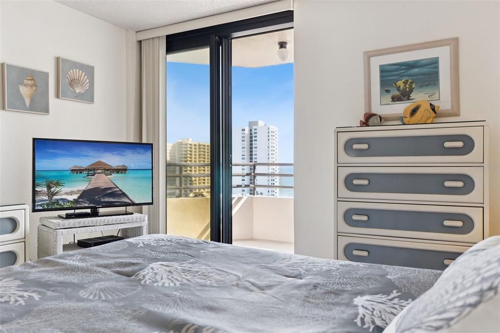 For Sale: $175,000 (1 beds, 1 baths, 1010 Square Feet)