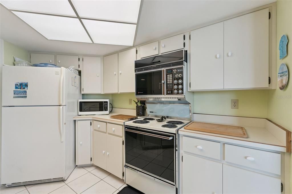 For Sale: $175,000 (1 beds, 1 baths, 1010 Square Feet)