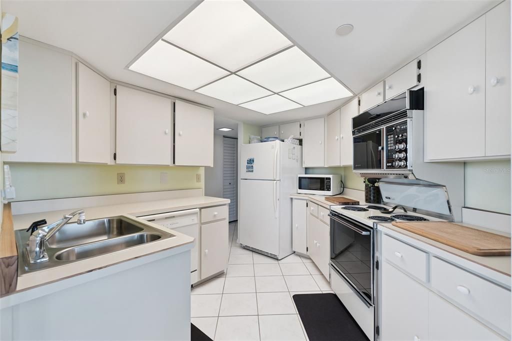 For Sale: $175,000 (1 beds, 1 baths, 1010 Square Feet)