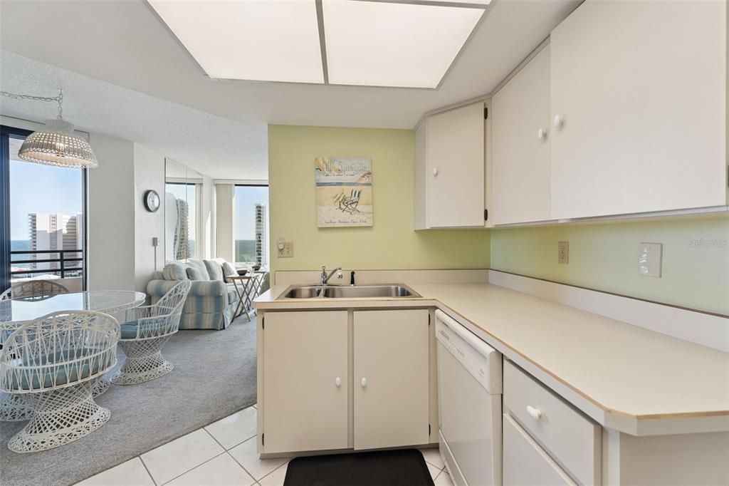 For Sale: $175,000 (1 beds, 1 baths, 1010 Square Feet)