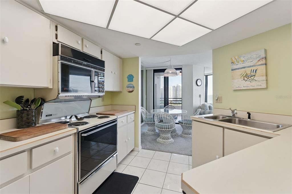 For Sale: $175,000 (1 beds, 1 baths, 1010 Square Feet)