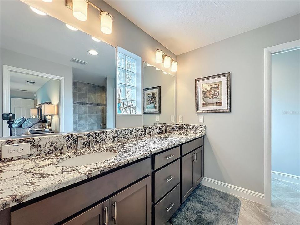 En Venta: $799,000 (3 camas, 3 baños, 2376 Pies cuadrados)