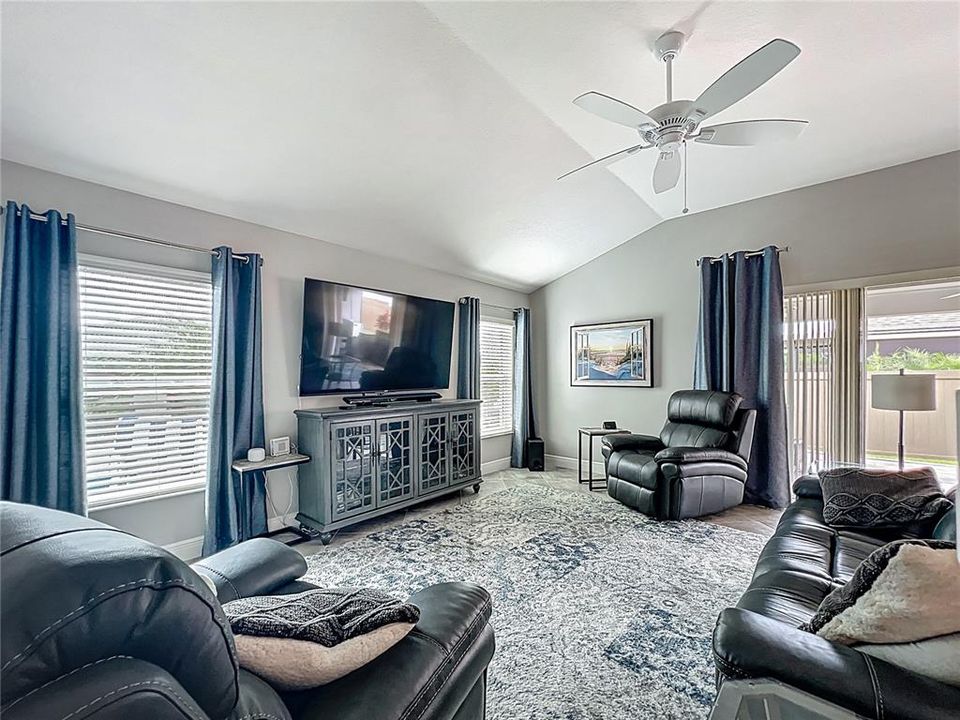 En Venta: $799,000 (3 camas, 3 baños, 2376 Pies cuadrados)