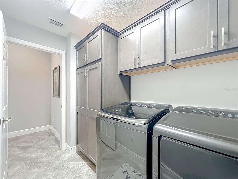 En Venta: $799,000 (3 camas, 3 baños, 2376 Pies cuadrados)