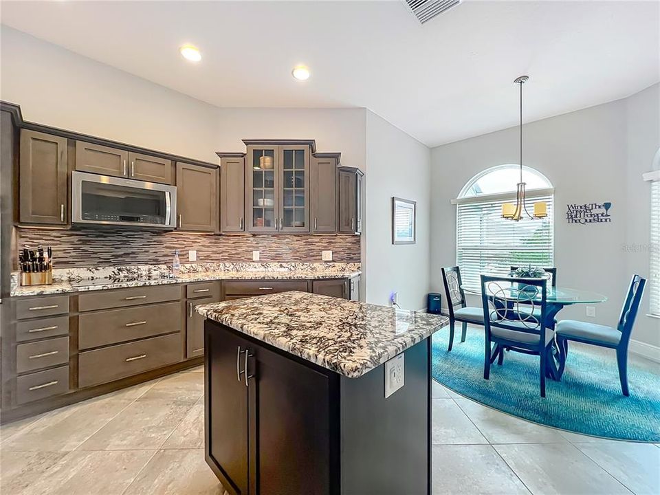 En Venta: $799,000 (3 camas, 3 baños, 2376 Pies cuadrados)