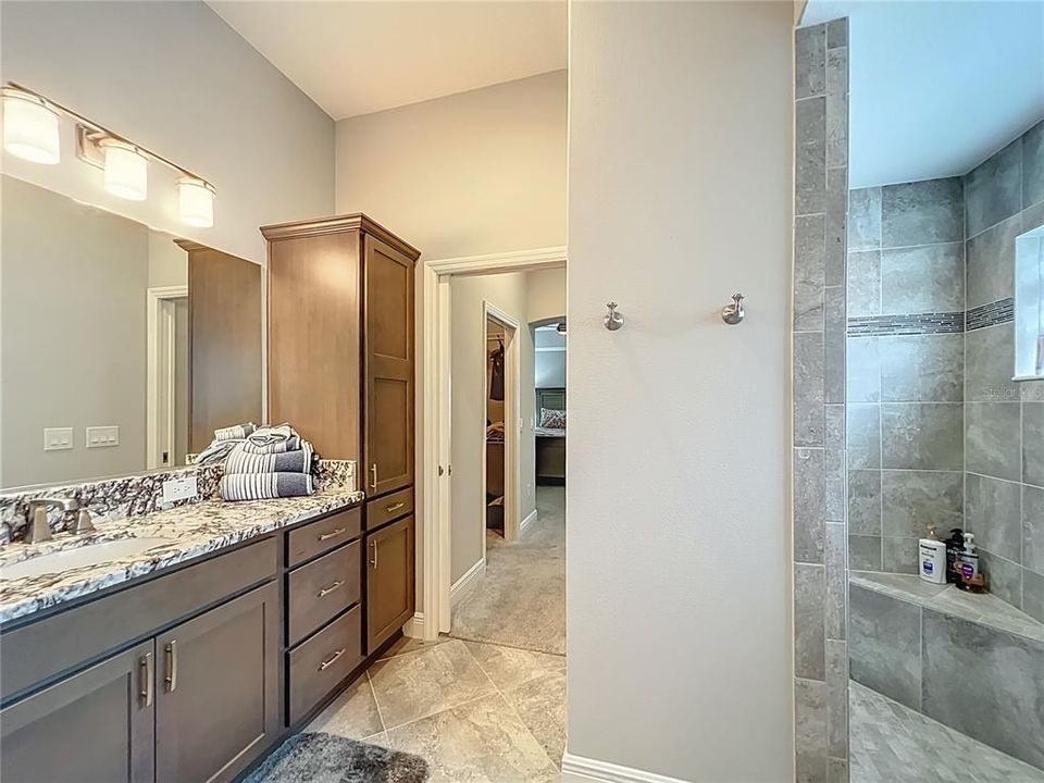 En Venta: $799,000 (3 camas, 3 baños, 2376 Pies cuadrados)