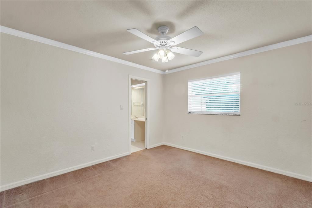 合同活跃: $800,000 (4 贝兹, 5 浴室, 4149 平方英尺)