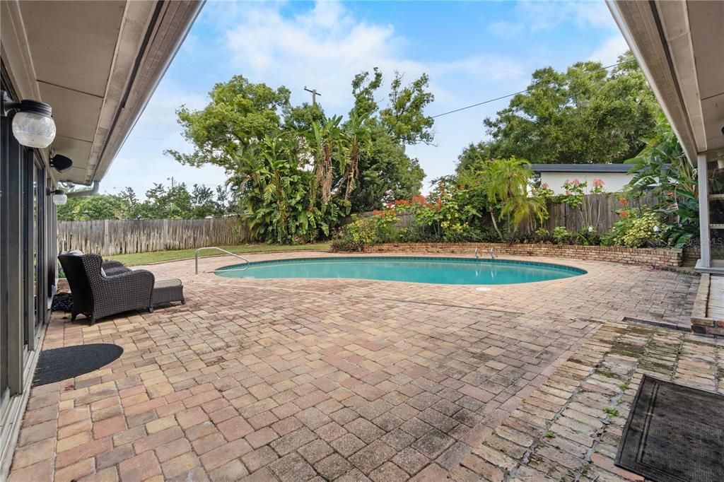 合同活跃: $800,000 (4 贝兹, 5 浴室, 4149 平方英尺)