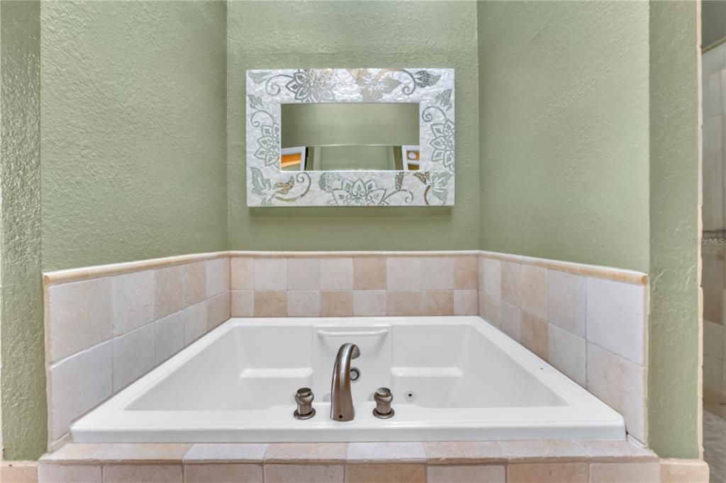 合同活跃: $800,000 (4 贝兹, 5 浴室, 4149 平方英尺)