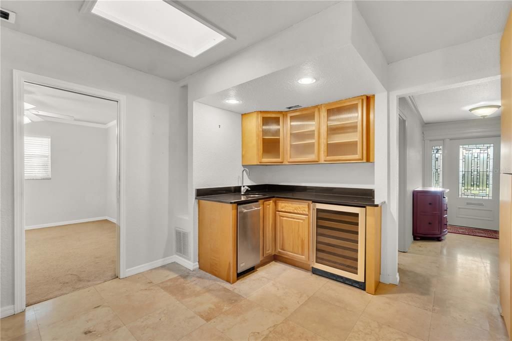 合同活跃: $800,000 (4 贝兹, 5 浴室, 4149 平方英尺)