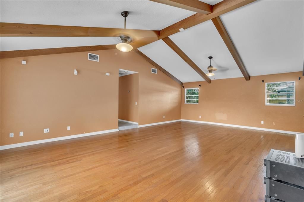 合同活跃: $800,000 (4 贝兹, 5 浴室, 4149 平方英尺)