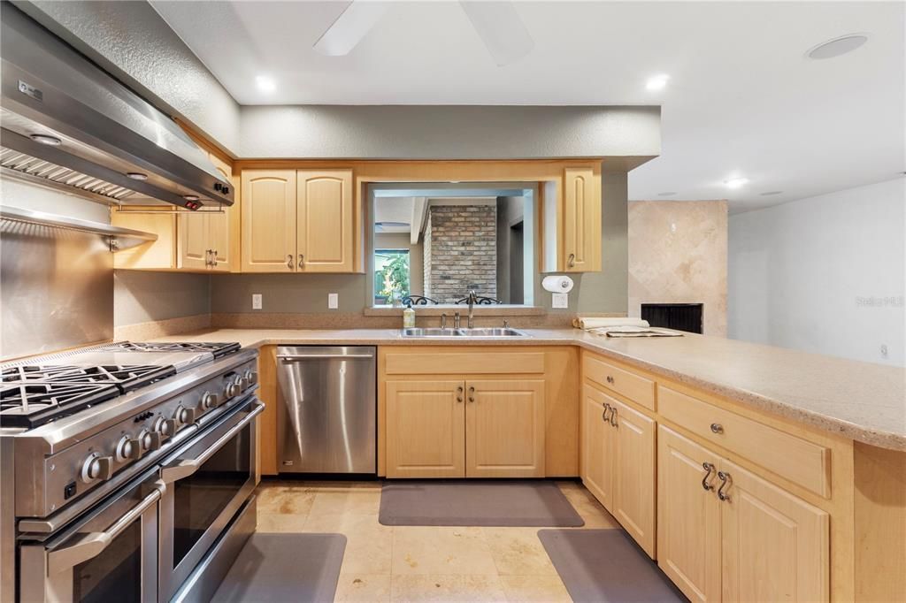 合同活跃: $800,000 (4 贝兹, 5 浴室, 4149 平方英尺)