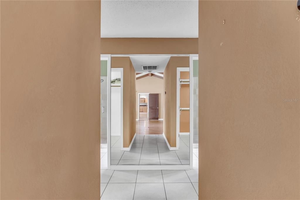 合同活跃: $800,000 (4 贝兹, 5 浴室, 4149 平方英尺)