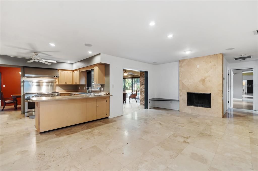 合同活跃: $800,000 (4 贝兹, 5 浴室, 4149 平方英尺)