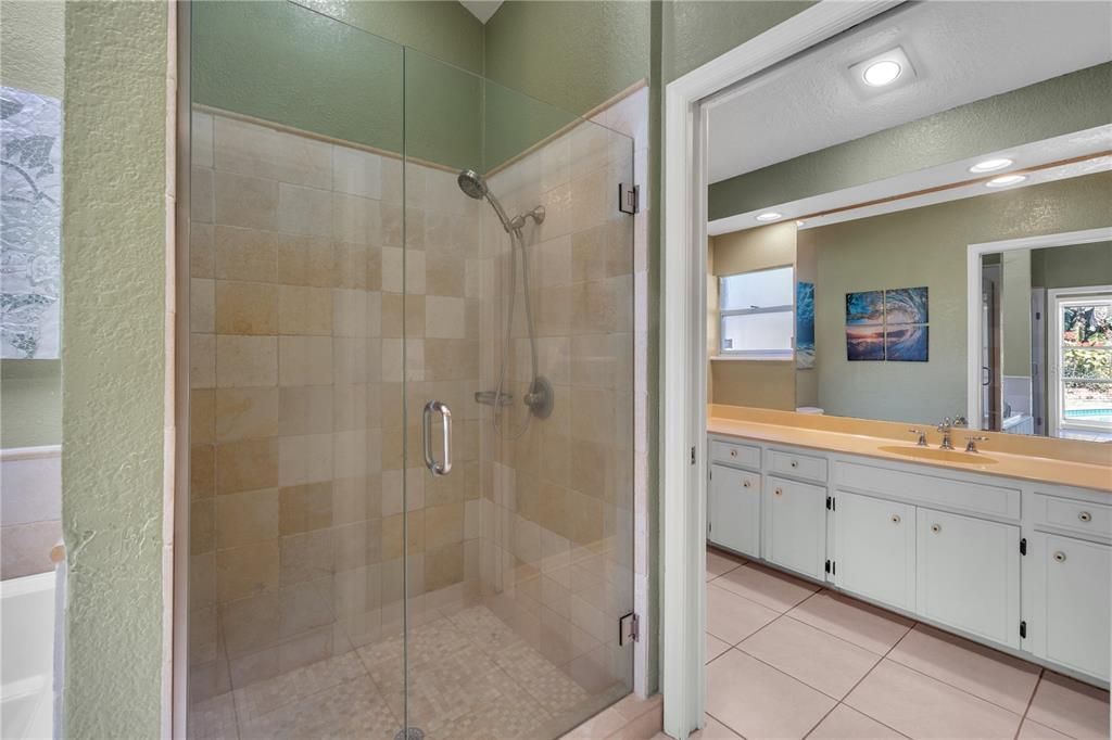 合同活跃: $800,000 (4 贝兹, 5 浴室, 4149 平方英尺)