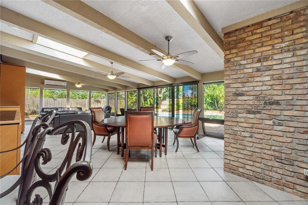 合同活跃: $800,000 (4 贝兹, 5 浴室, 4149 平方英尺)