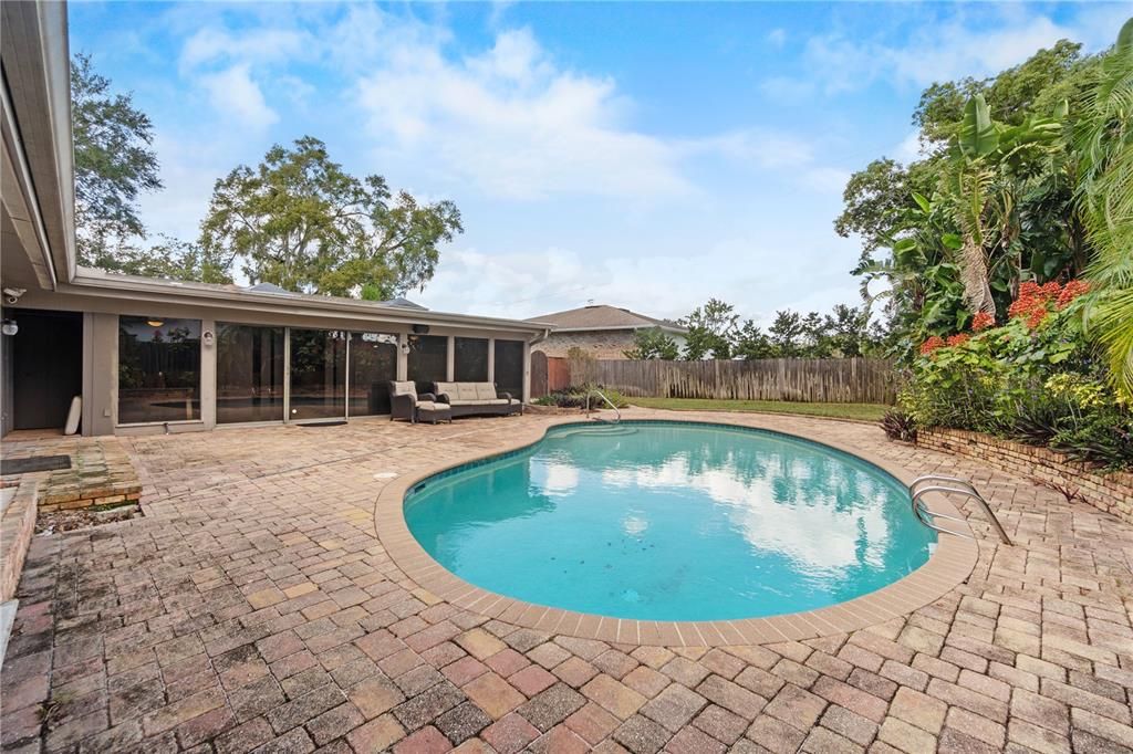 合同活跃: $800,000 (4 贝兹, 5 浴室, 4149 平方英尺)