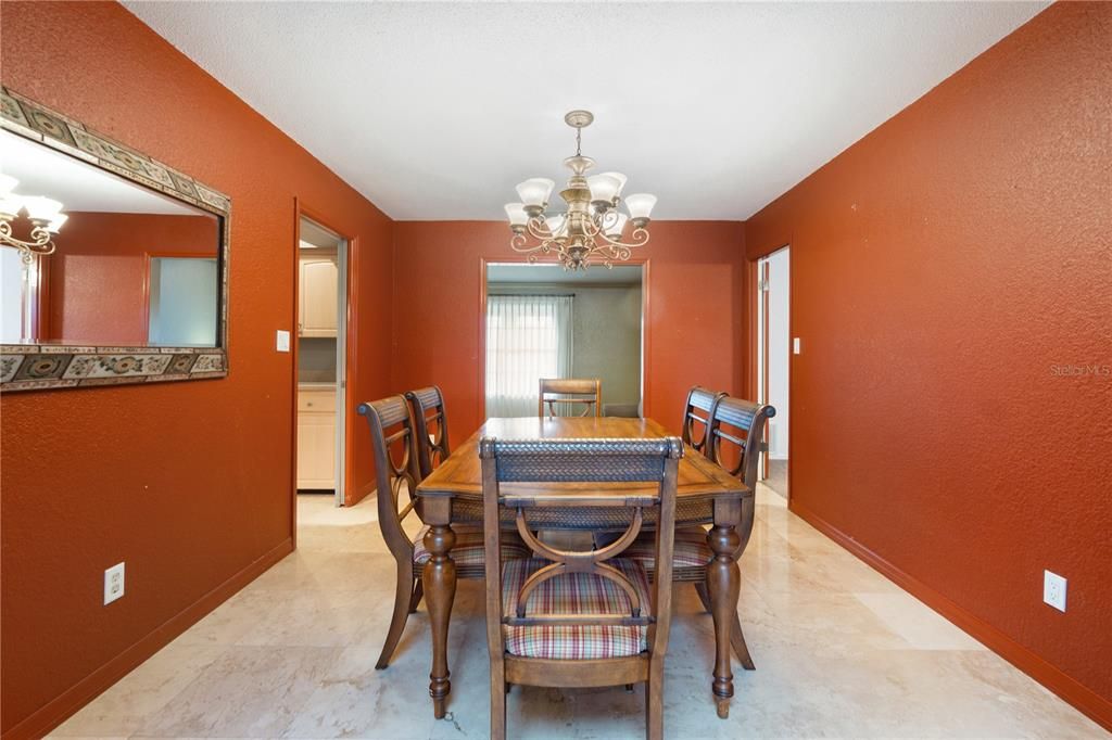 合同活跃: $800,000 (4 贝兹, 5 浴室, 4149 平方英尺)