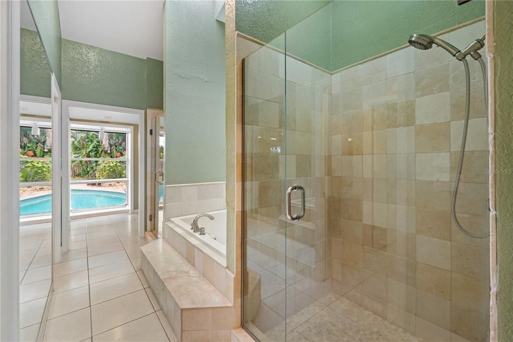 合同活跃: $800,000 (4 贝兹, 5 浴室, 4149 平方英尺)