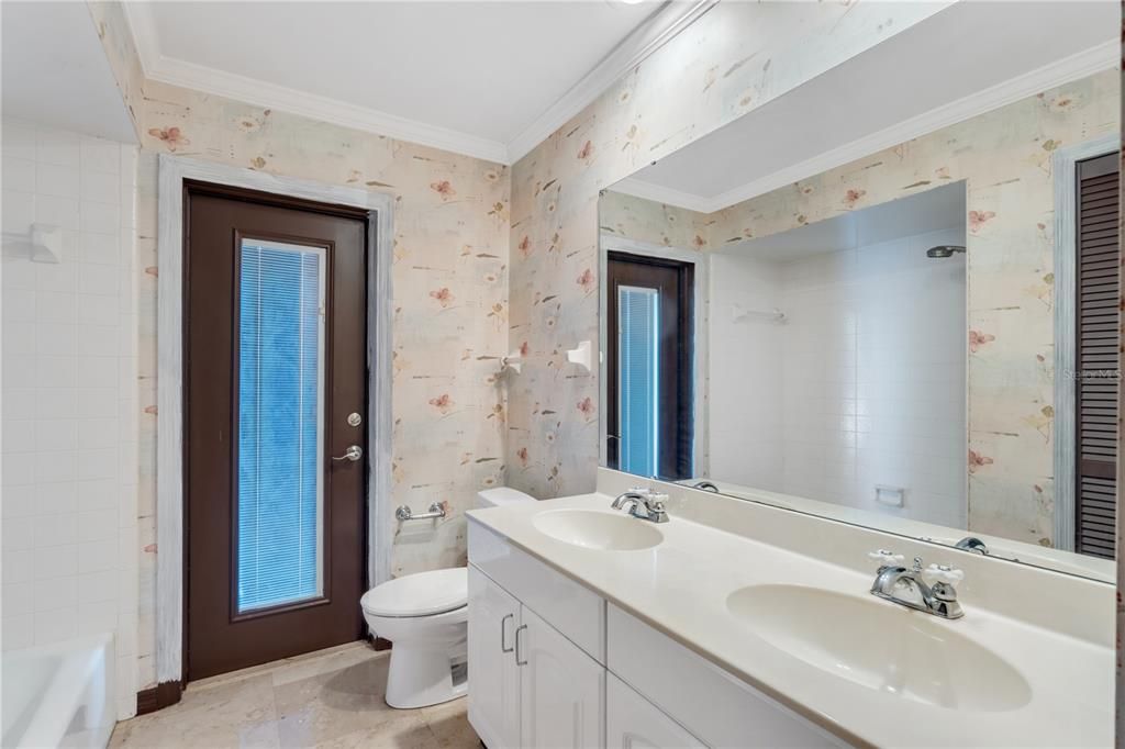 合同活跃: $800,000 (4 贝兹, 5 浴室, 4149 平方英尺)